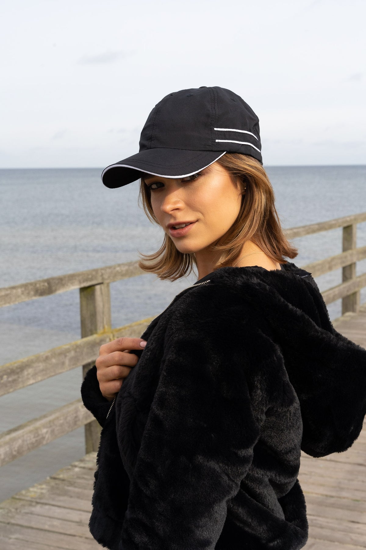 Headwear UK 4077 — Microfibre Sports Cap with Piping and Sandwich